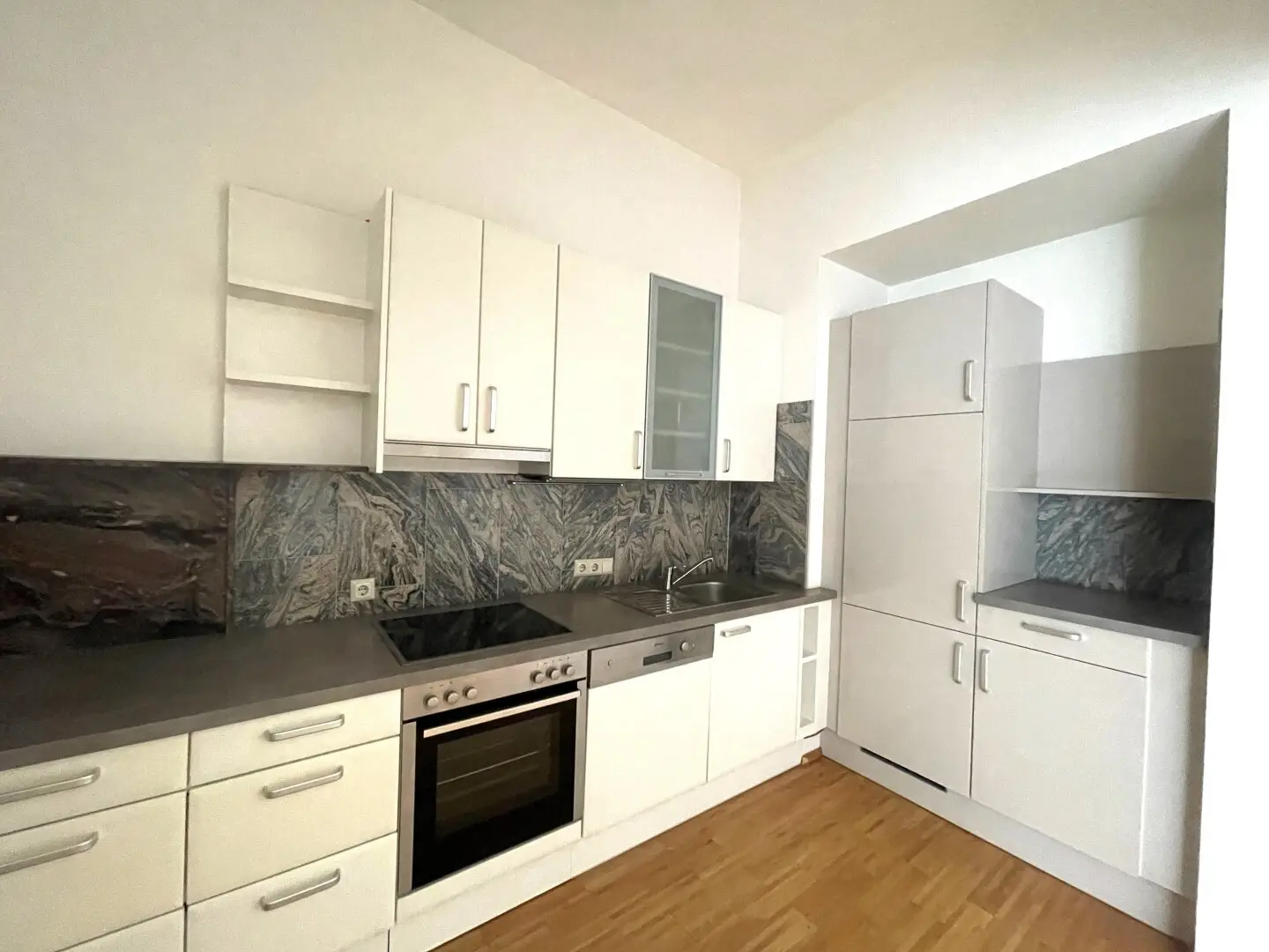 Urban Living: 3-Room Rental Gem in Prime Location Available Immediately
