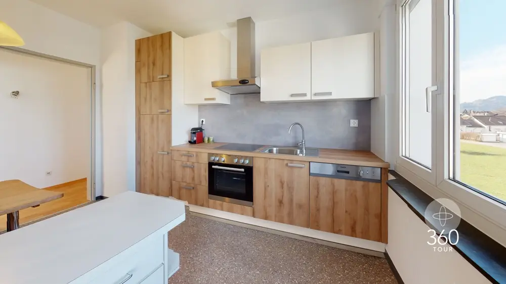 Helle Dachgeschosswohnung mit Balkon und Einbauküche