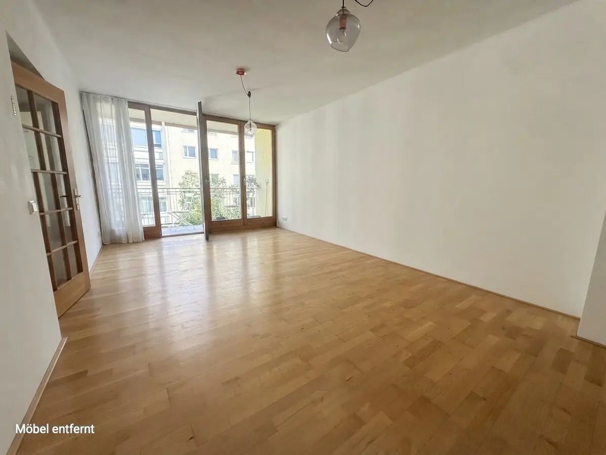 Spacious courtyard-facing 4-room apartment with balcony near Augarten for purchase