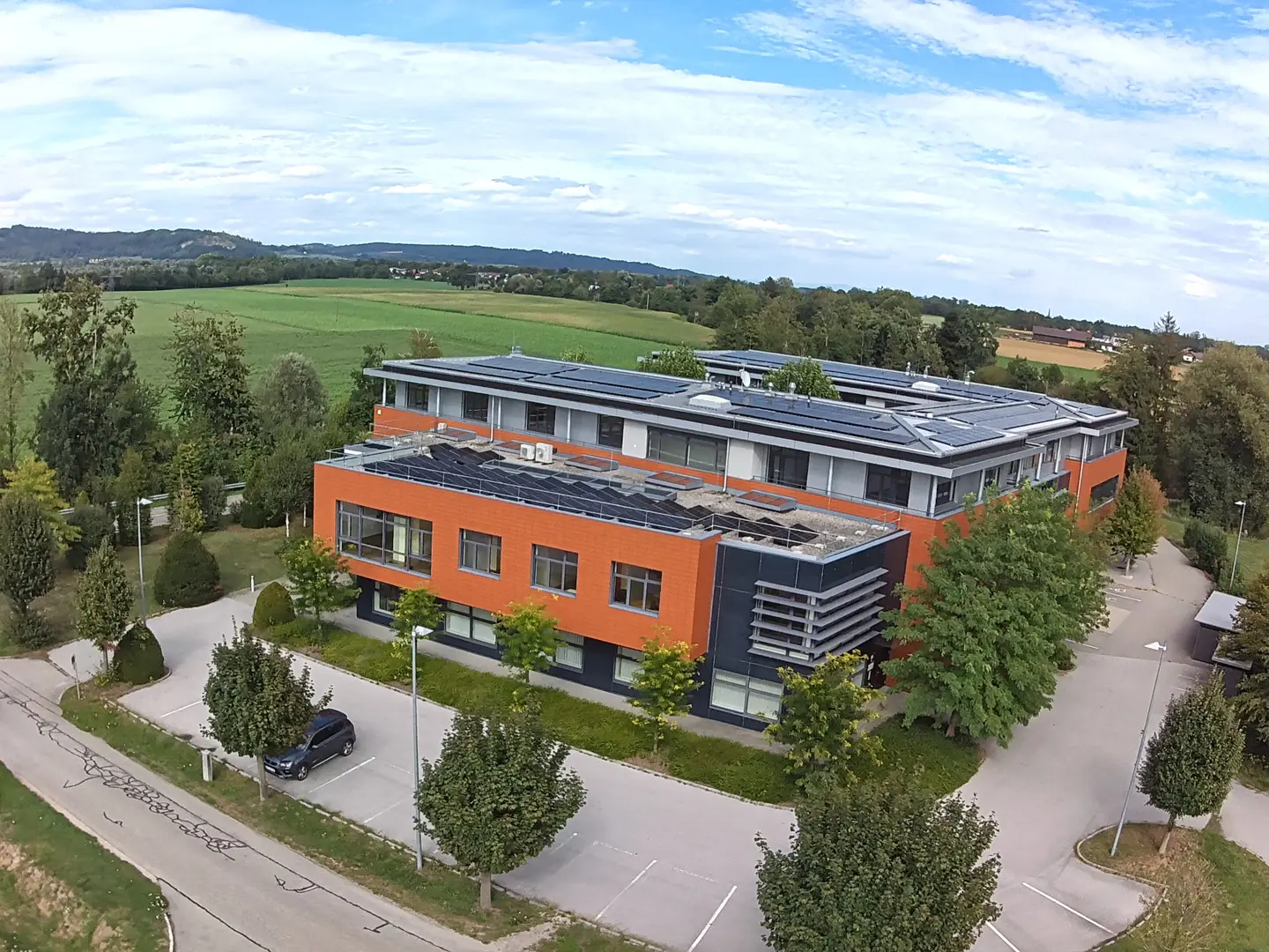 Großzügige Wohnung in robustem Gewerbeensemble mit PV und Deckenklima