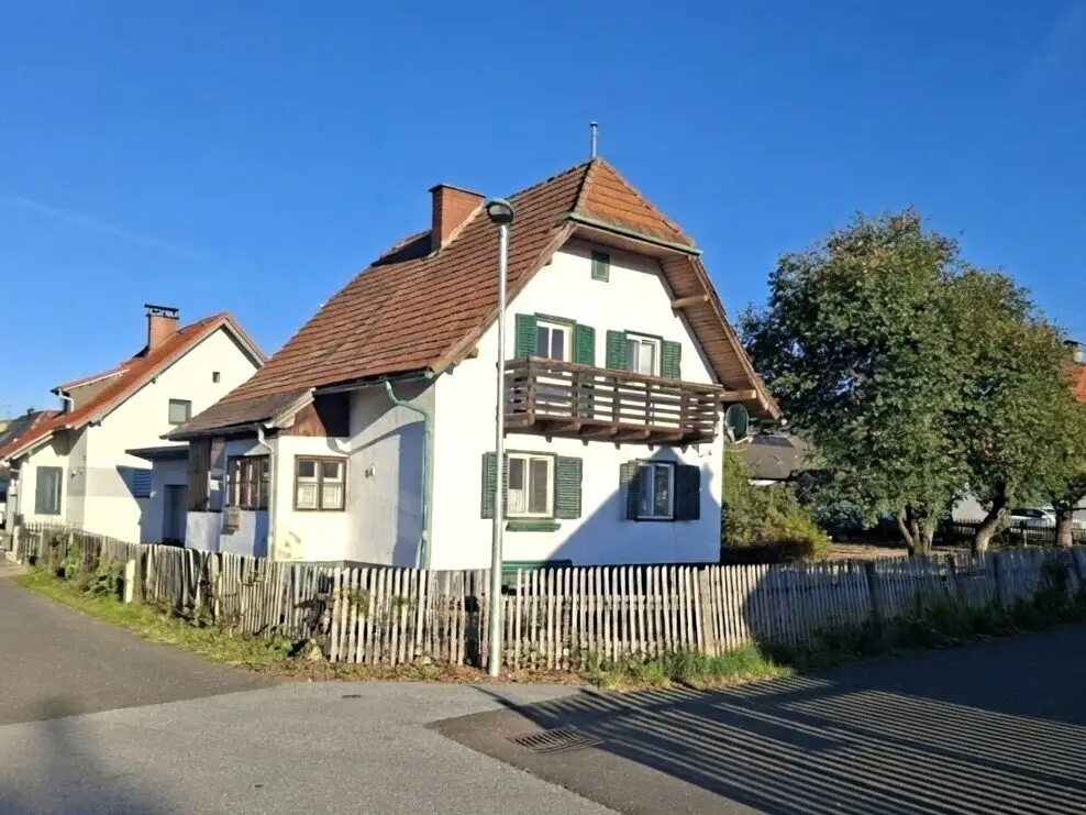 Heavily in need of renovation single-family house with 795m² level plot