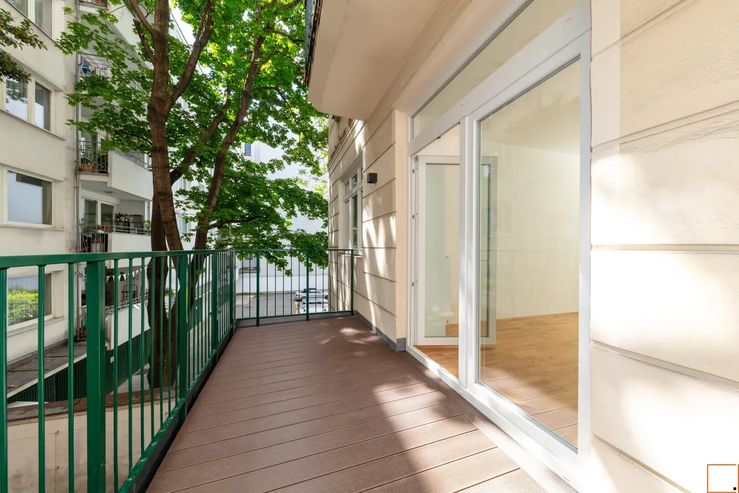 Praterstraße: Family-friendly 4.5-room apartment with balcony in well maintained historic building