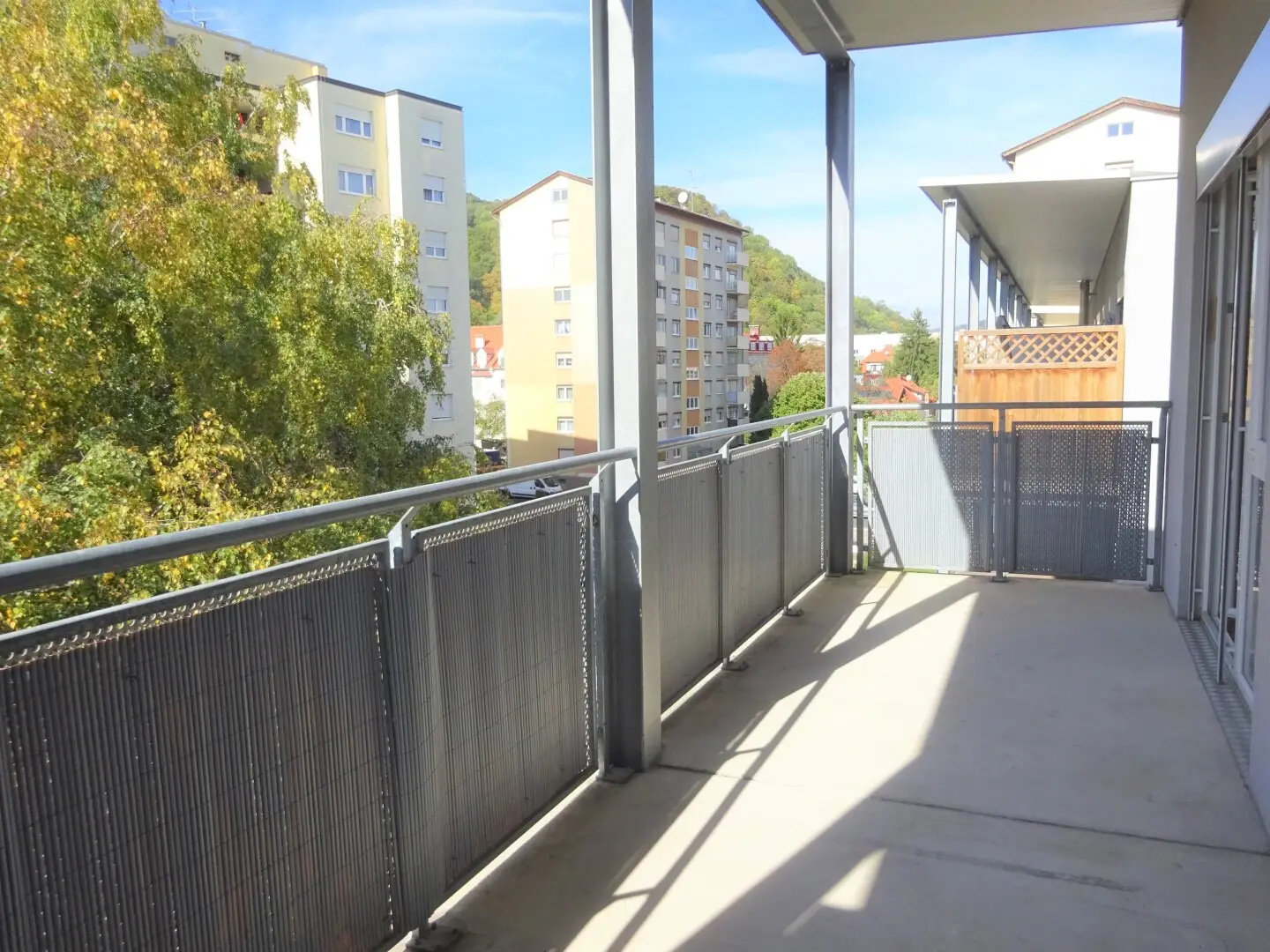 Wunderschöne, geräumige 3-Zimmer-Wohnung mit 14 m² großem Balkon und KFZ-Tiefgaragenabstellplatz