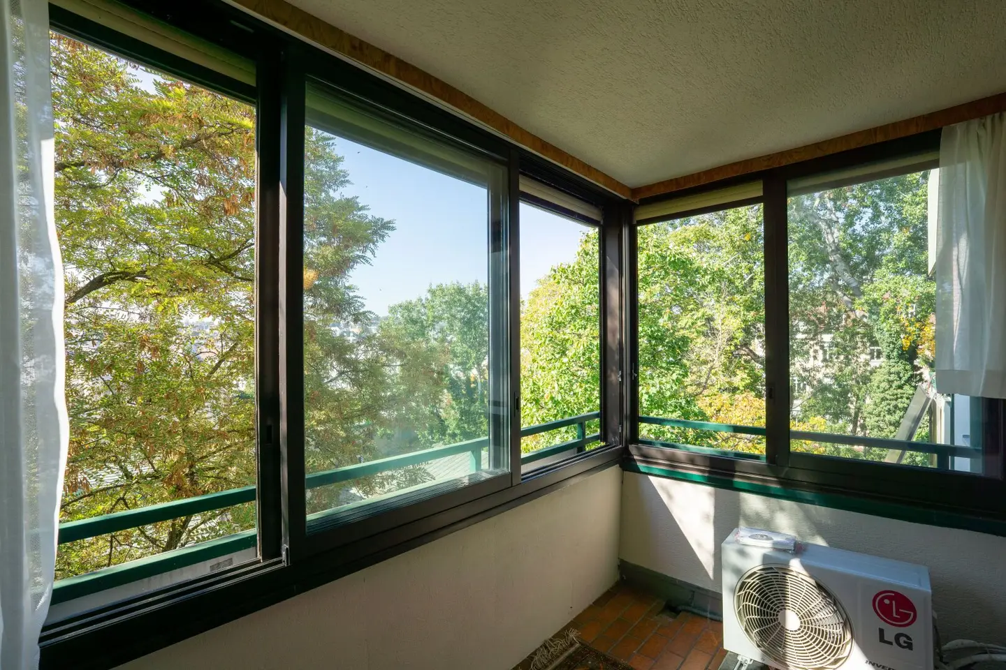 Loggia mit Isolierglas-Schiebefenstern