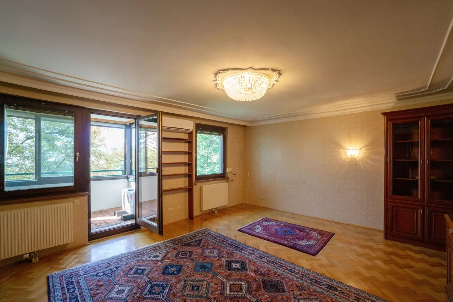 Wohnzimmer mit Splitklimagerät und Ausgang auf die südwestseitige Loggia
