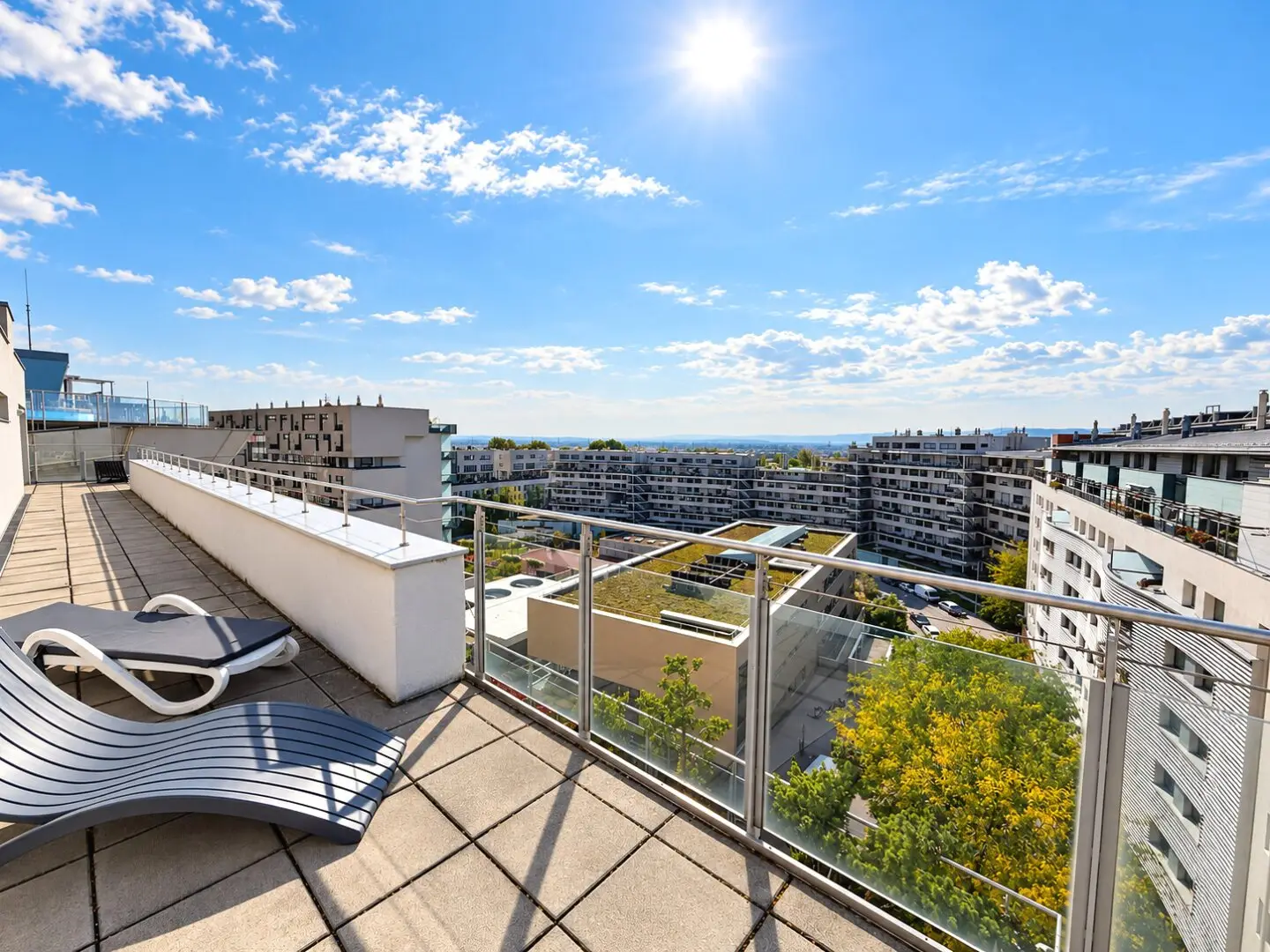 Großzügige 4-Zimmer-Wohnung mit Loggia, Pool und Wellnessangebot in 1100 Wien