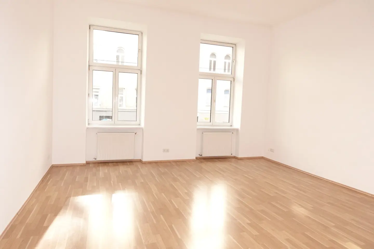 2 Zimmer Altbau Wohnung - mitten im 5. Bezirk !!