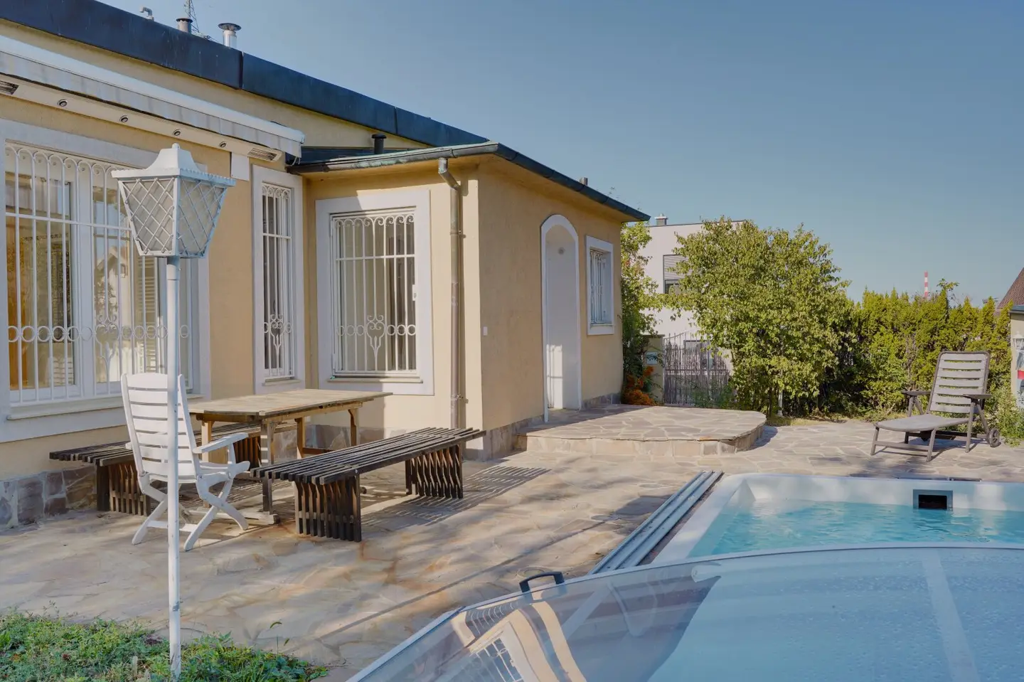 Entzückendes Bungalowhaus mit Pool und Garage