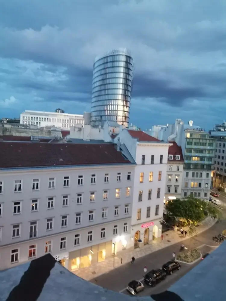 möbliertes Apartment 32m² Dachgeschoss Citylage  U-Bahn  6 Monate all inklusive 980, -