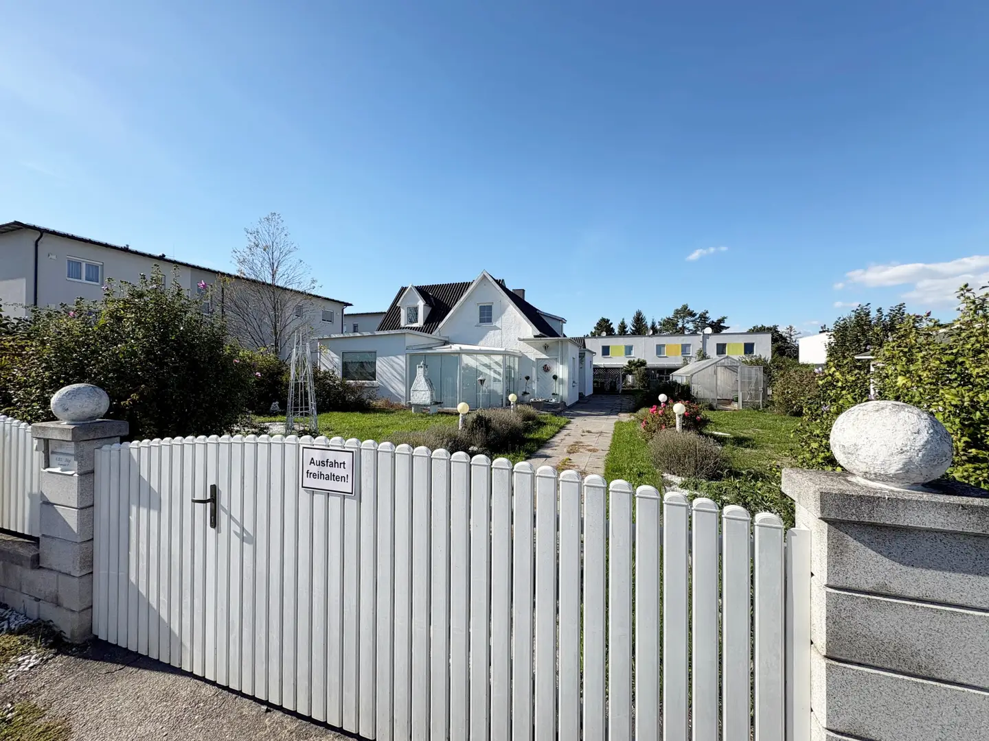 Familienwohnung mit verglastem Pool und großem Garten