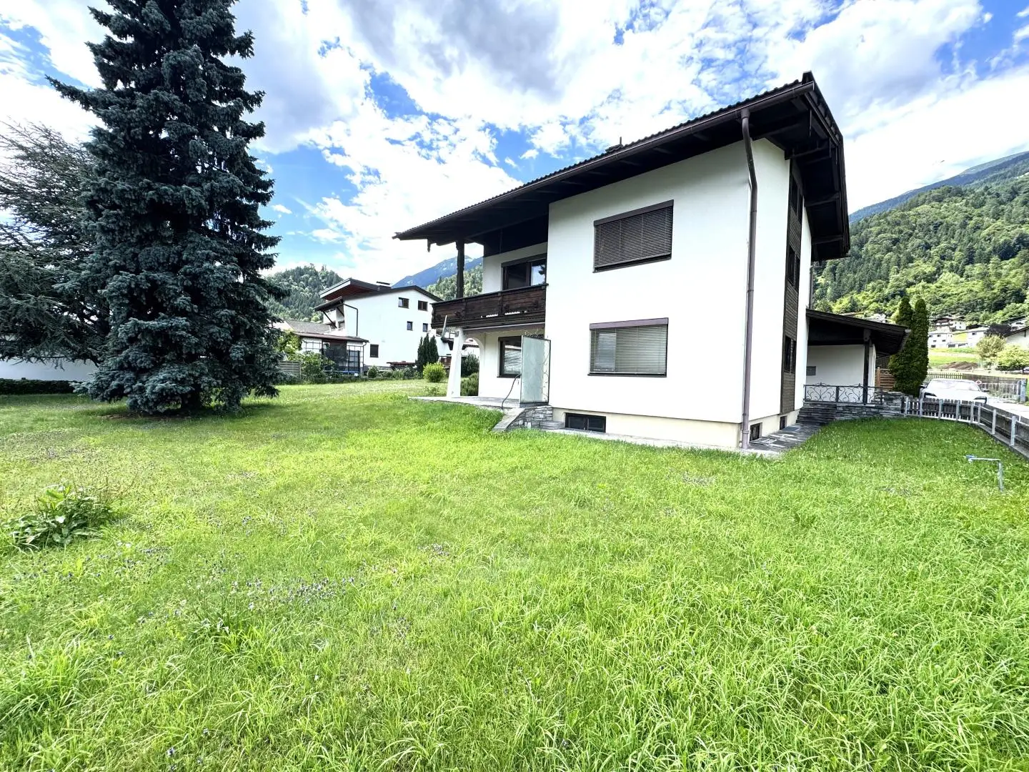 Sonnige familienwohnung mit großem Grundstück und Doppelgarage