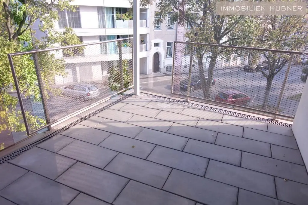 Helle Dachgeschosswohnung mit zwei Terrassen