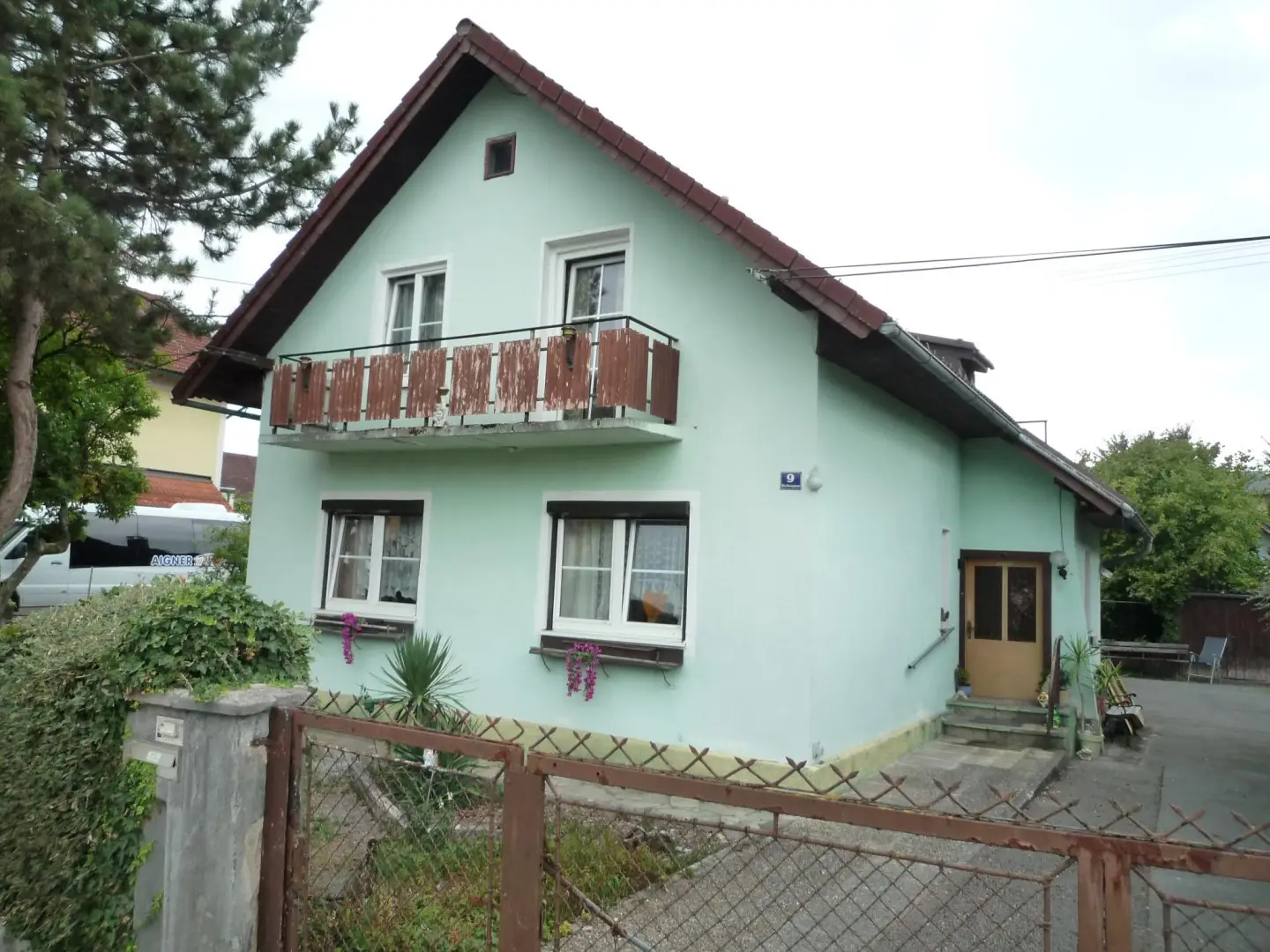 Familienwohnung mit Garten und Garage sanierungsbedürftig