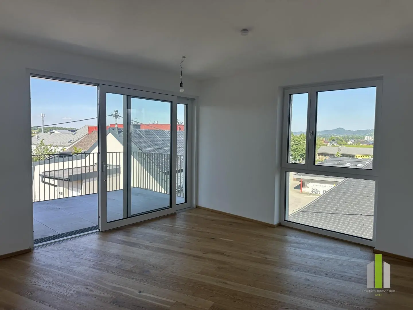 Lichtdurchflutete Dachgeschosswohnung mit Terrasse und Bergblick