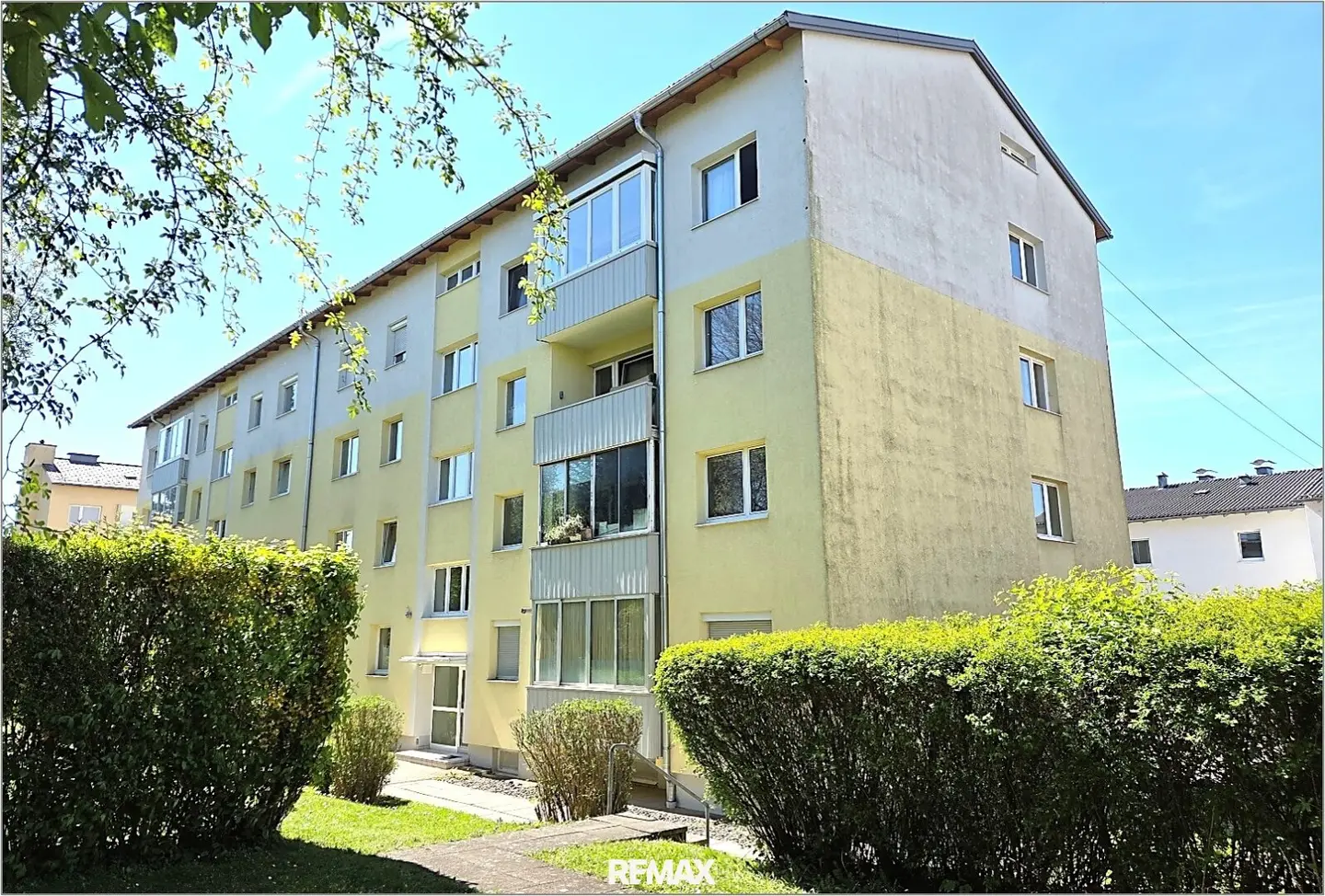 Voll möblierte, gepflegte, bezugsfertige Wohnung mit PKW-Abstellplatz in zentrumsnaher ruhiger Lage!