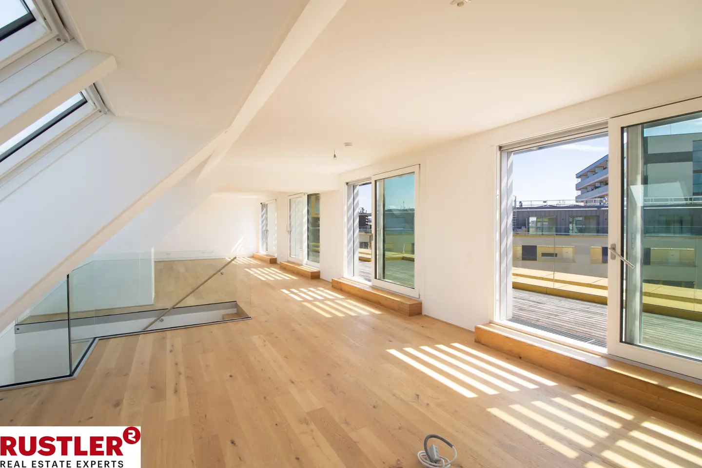 Lichtdurchflutete Maisonettewohnung mit großer Terrasse und Erstbezug