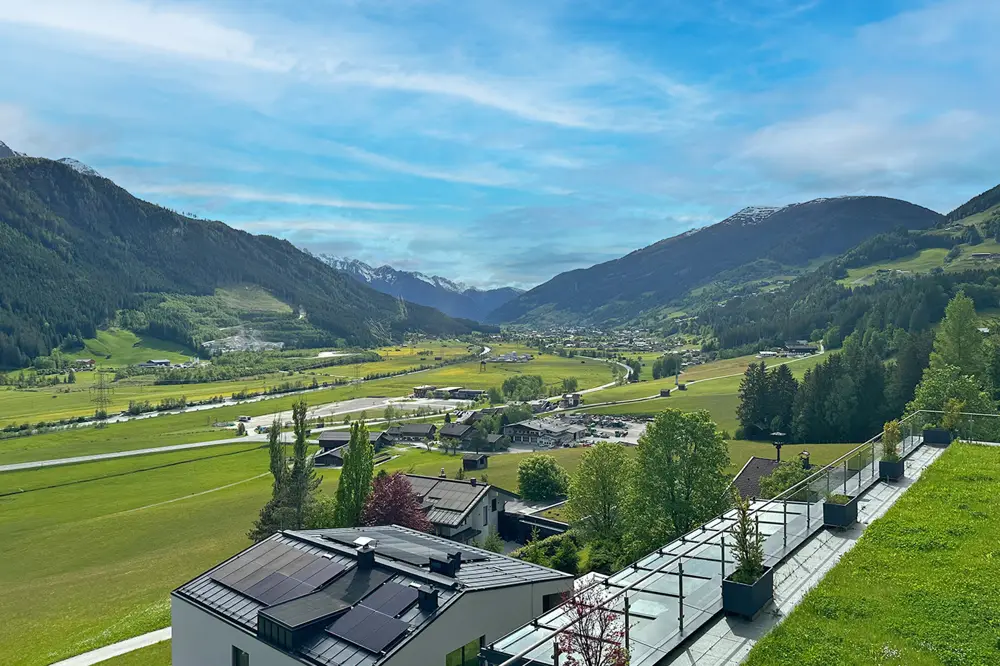 Aussicht vom Balkon auf die Hohen Tauern ....