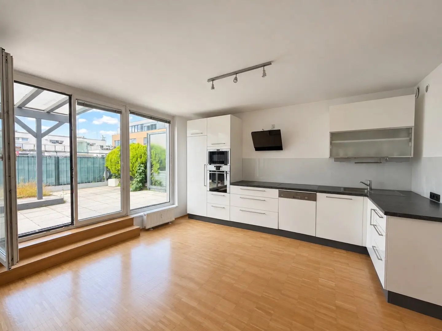 Helle 3-Zimmer-Maisonette mit großzügiger Terrasse und Garagenplatz in Monte Laa