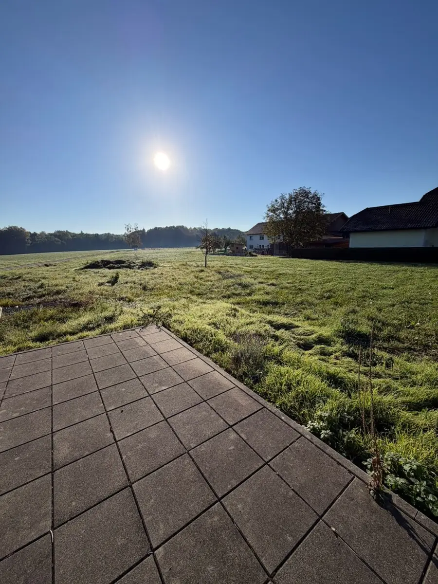 Platz zum Bauen und zwei Garagen Wohnung