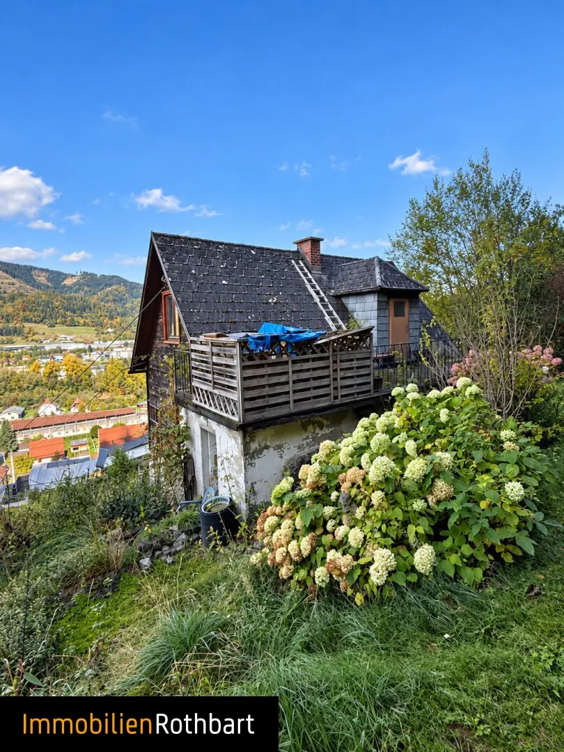 Häuschen mit sonnigem Grund