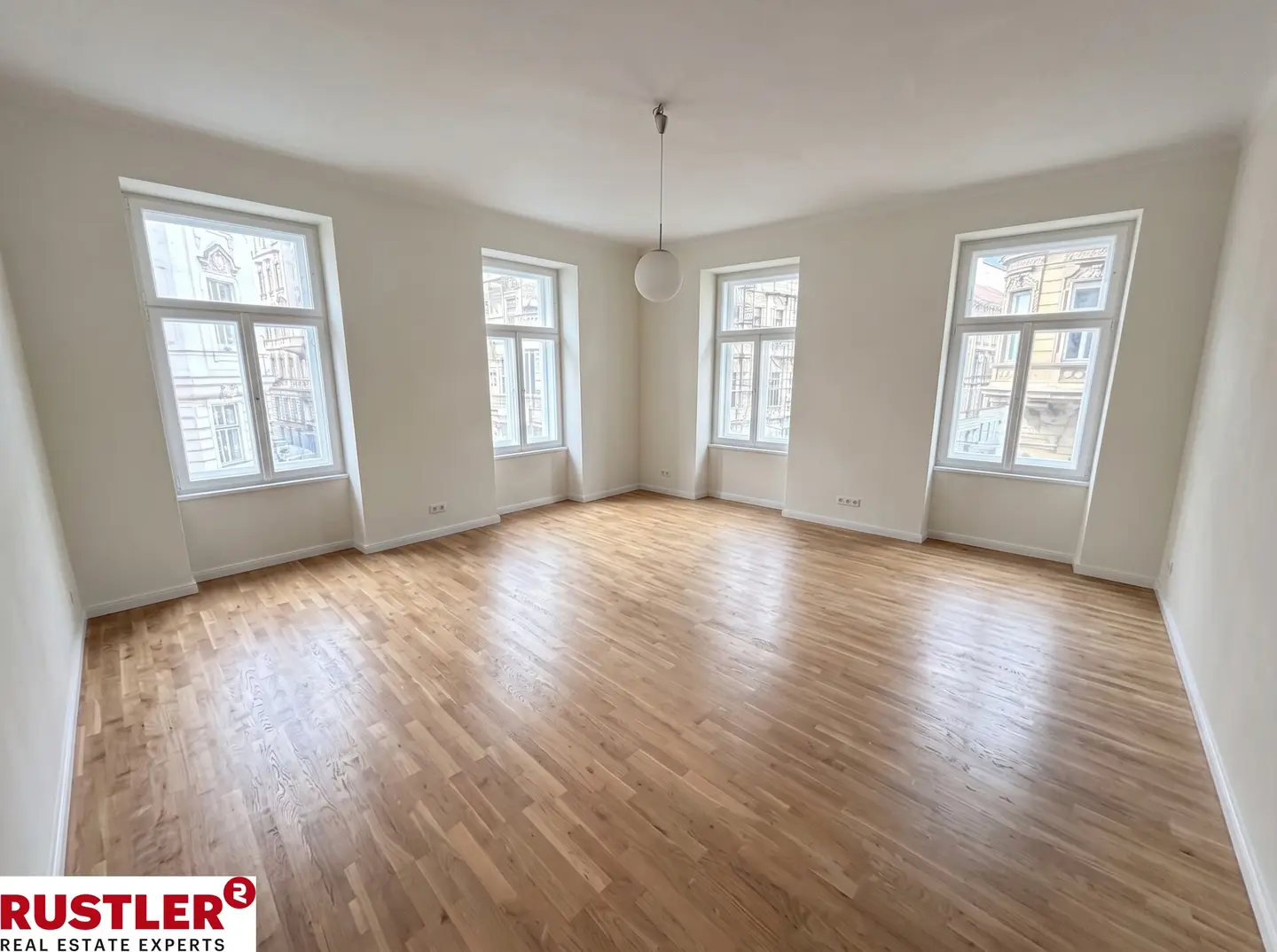 Bright period apartment with high ceilings and park proximity