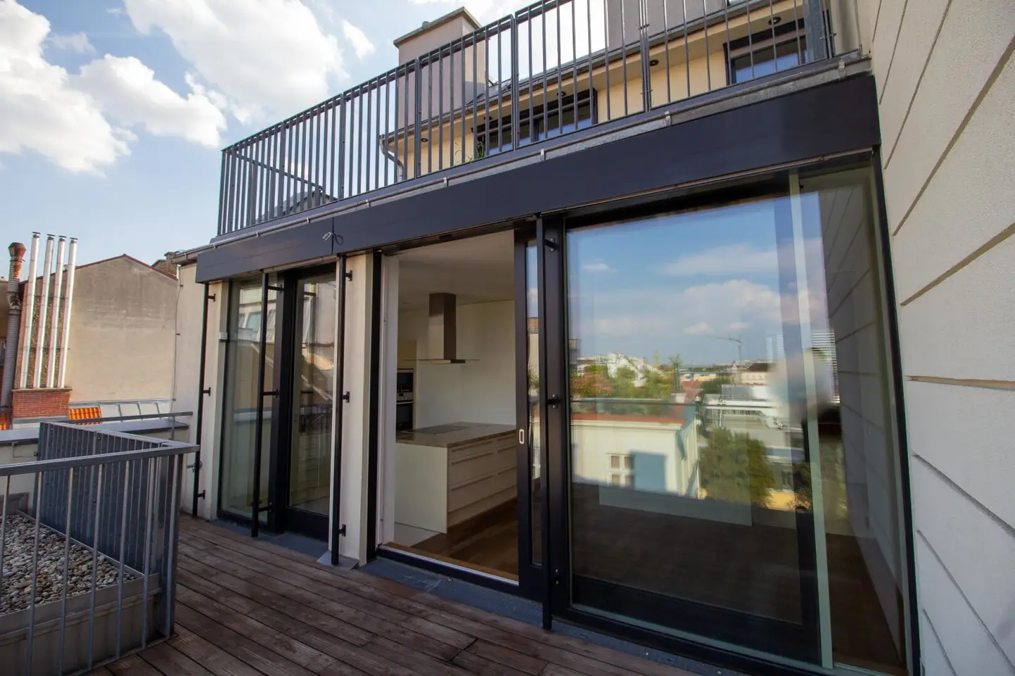 Luxuriöse Dachterrassenwohnung in prachtvollem Althaus, Nähe Beatrixg./Reisnerstr.
