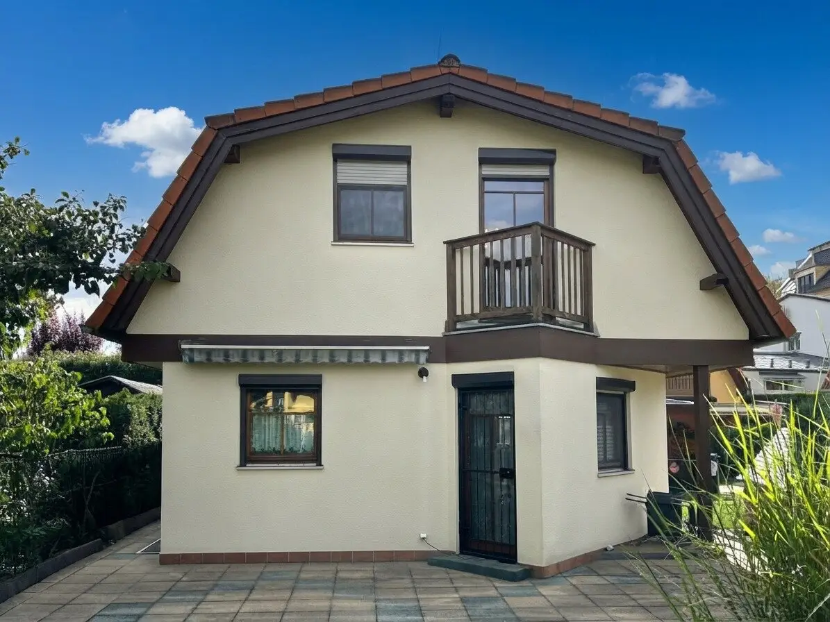 Allotment garden house on freehold land - great large garden