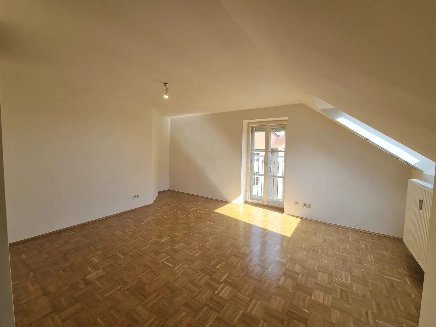 Dachgeschosswohnung nahe Universität hell und wg-geeignet