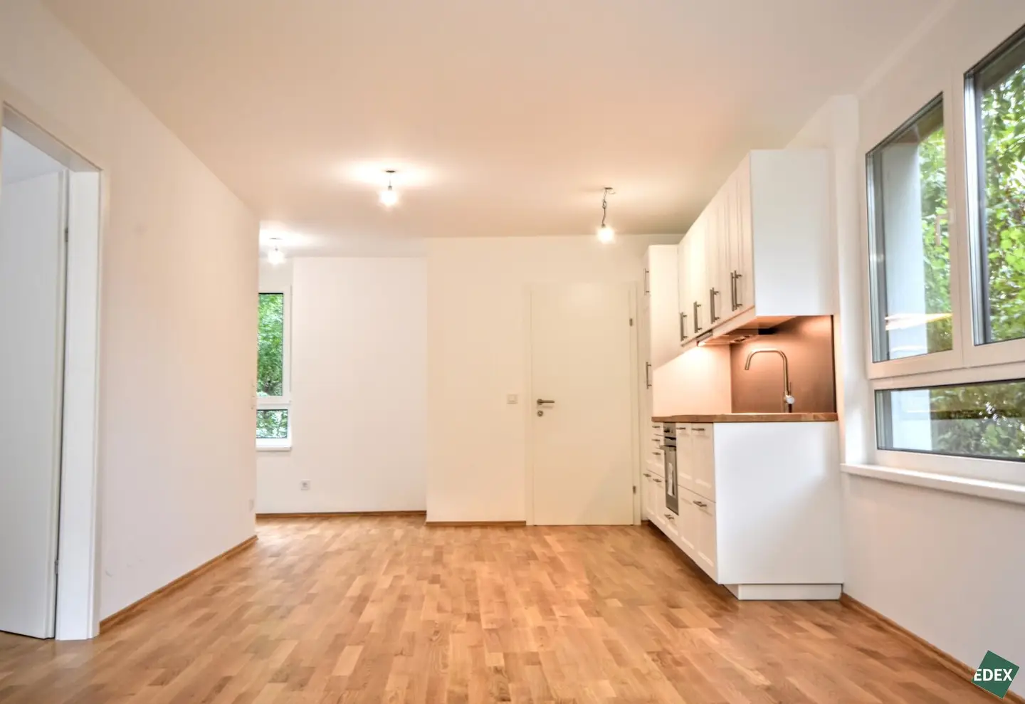 Helle 2-Zimmer Wohnung mit Klimaanlage, kleinen Garten und Garage sowie 200m von U-Bahn-Station Zippererstrasse