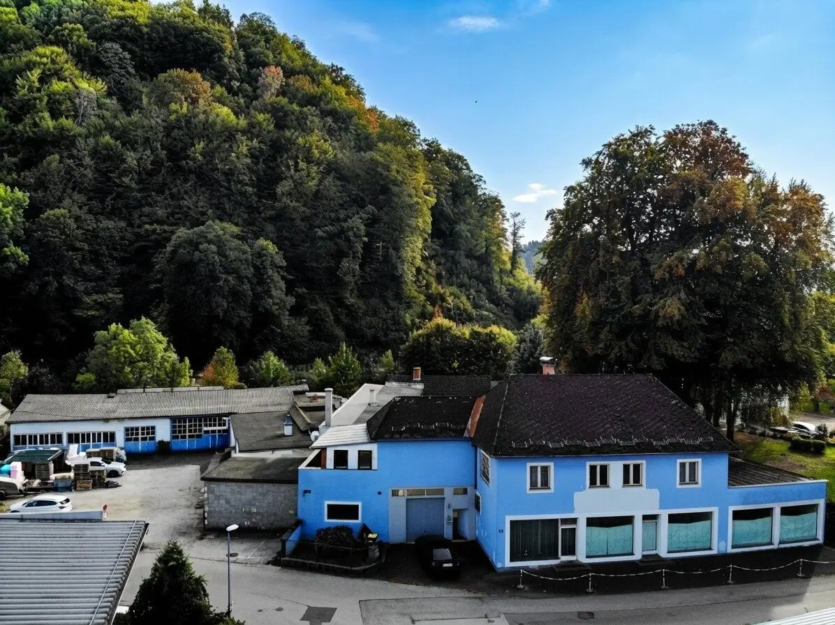 3.056 m² voller Möglichkeiten! Wohn- & Geschäftshaus mit großzügigen Hallen, Garagen und Entwicklungspotenzial in Kapfenberg