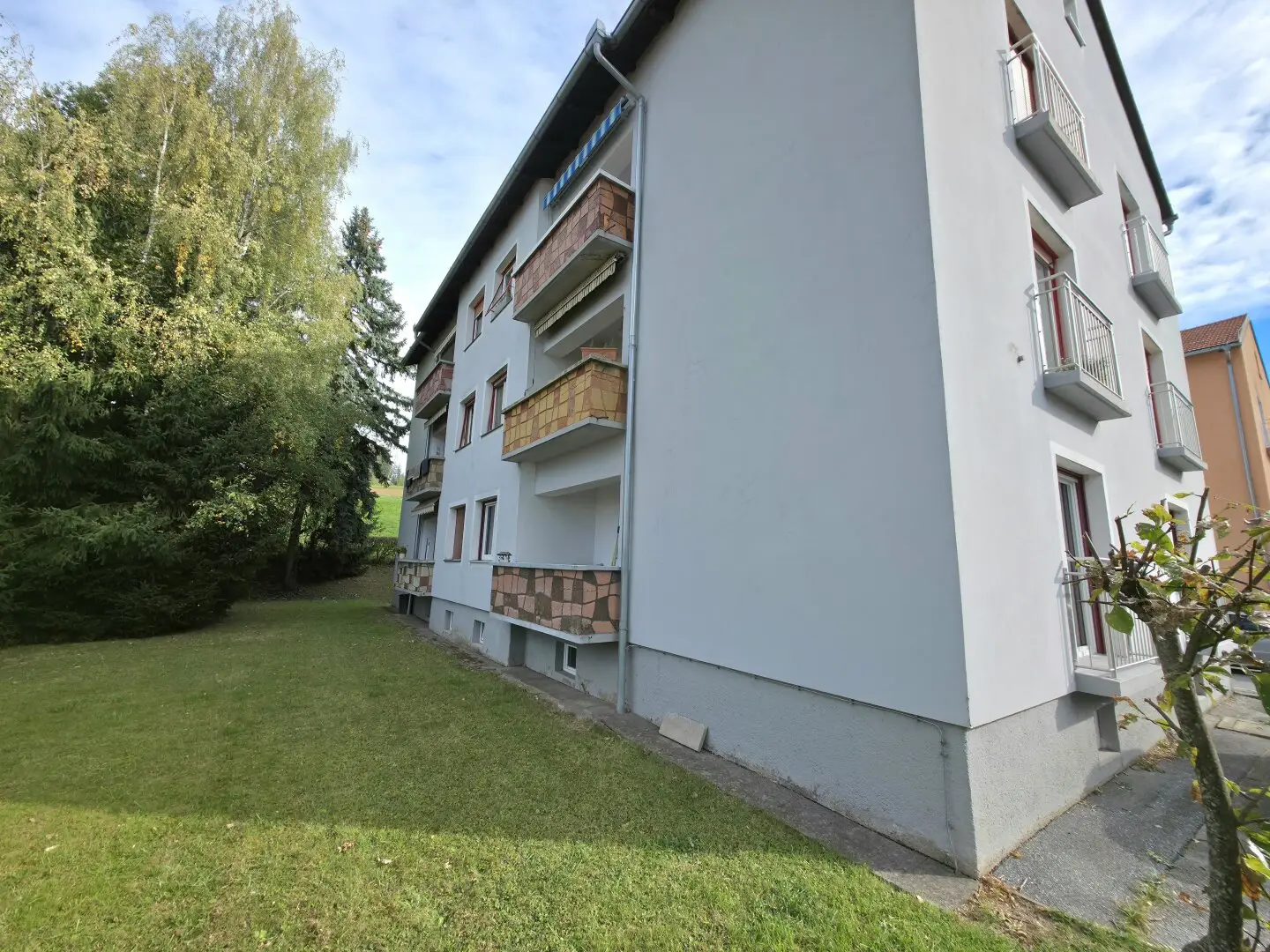 Vollständig renovierte Wohnung mit hellen Räumen und ruhiger Loggia!