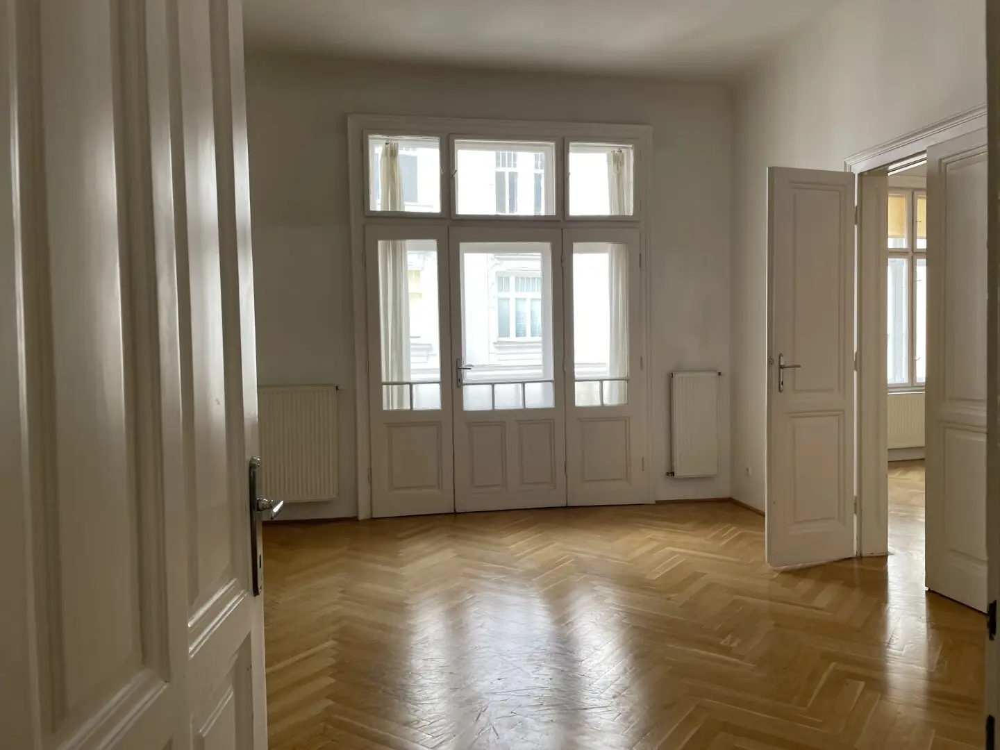 UNBEFRISTET: 4 Zimmer Wohnung mit kleiner Freifläche ab NOVEMBER