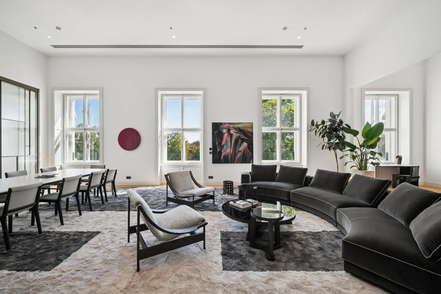 Sovereign Elegance in an Extraordinary Setting