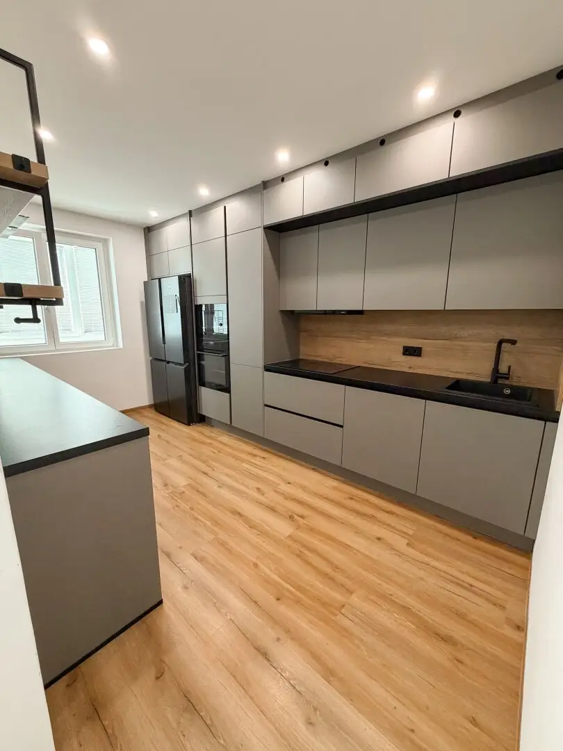 Modern wohnen – frisch renovierte 4 Zimmer Wohnung mit heller Loggia in Wels