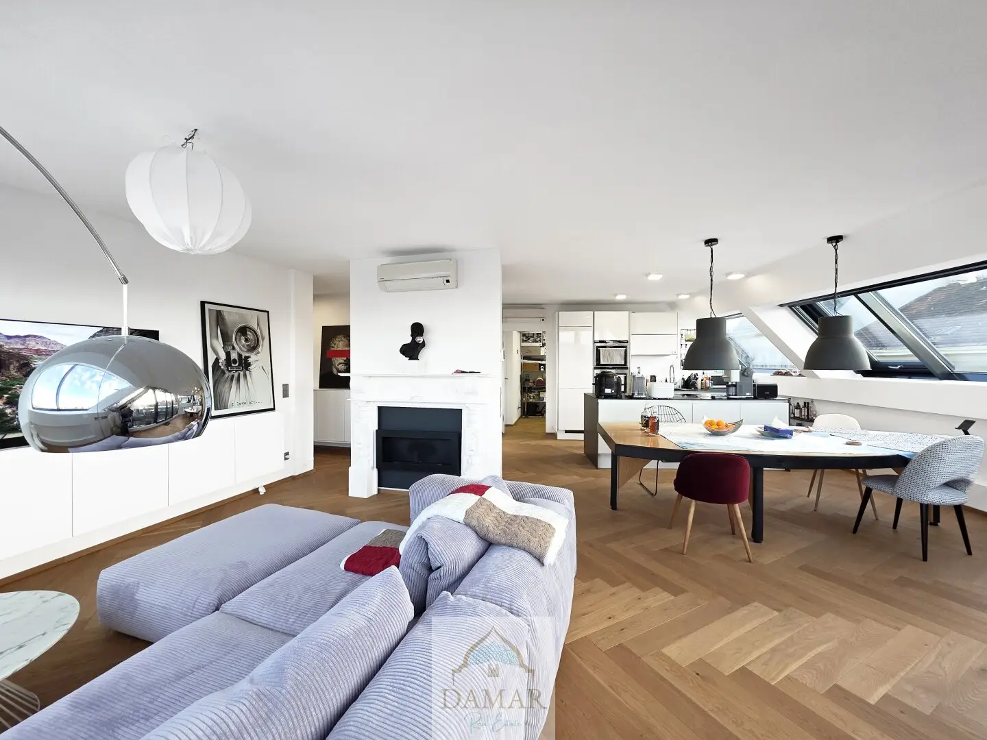 Exklusive voll möblierte DG-Wohnung im 7. Wiener Bezirk – mit hochwertigem Interieur, Klimaanlage und Garagenplatz