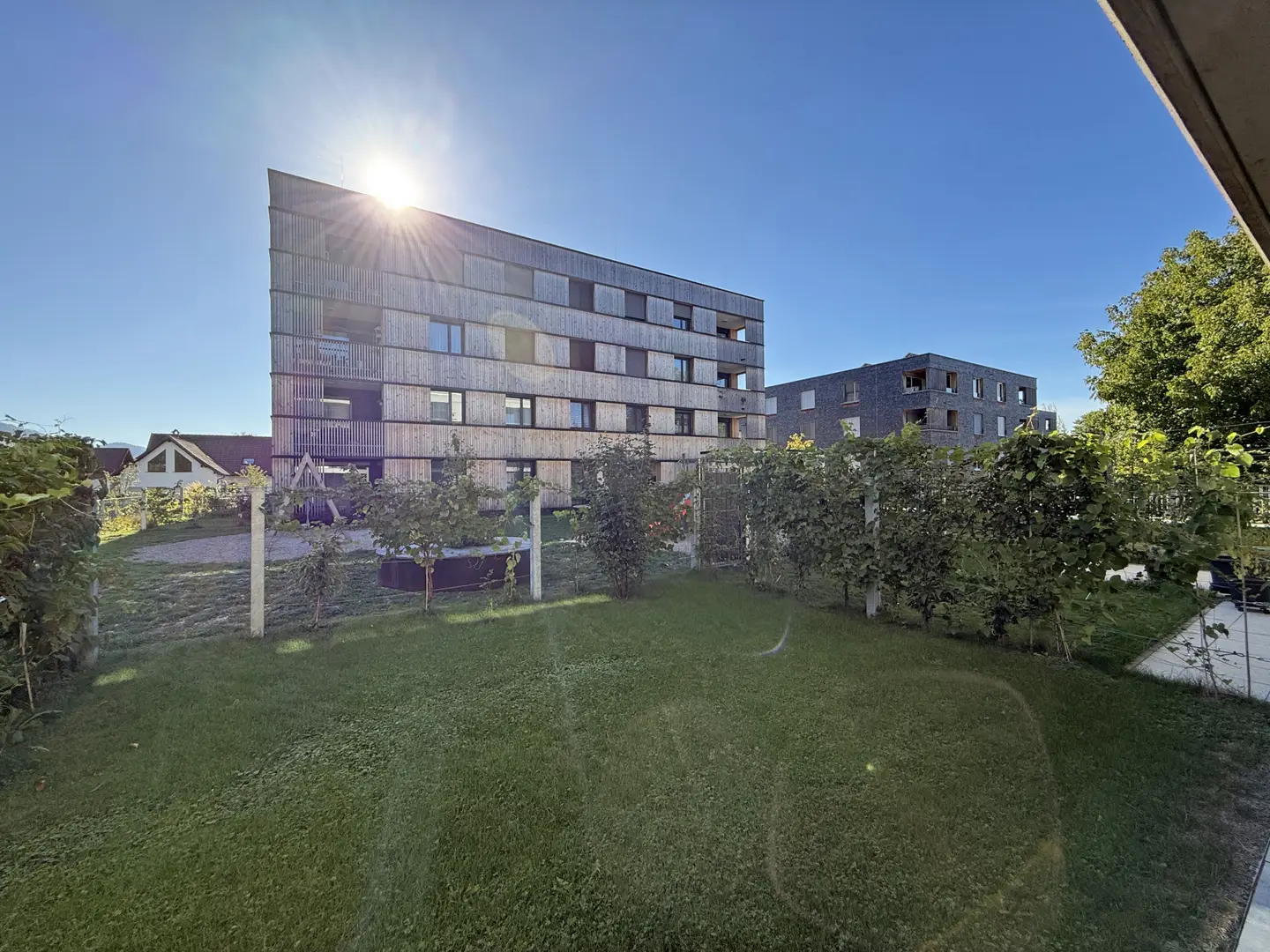 Erdgeschosswohnung mit Privatgarten und Tiefgarage