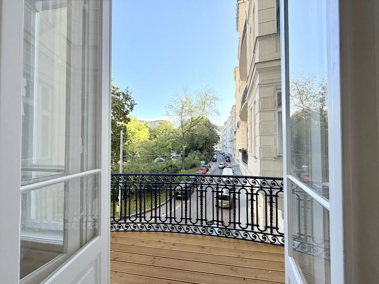 EXKLUSIVES ALTBAUSTIL - 4,5 Zimmer - ca. 239m² WFL - 2 Balkonen - imposante Sanierung - absolute Ruhelage