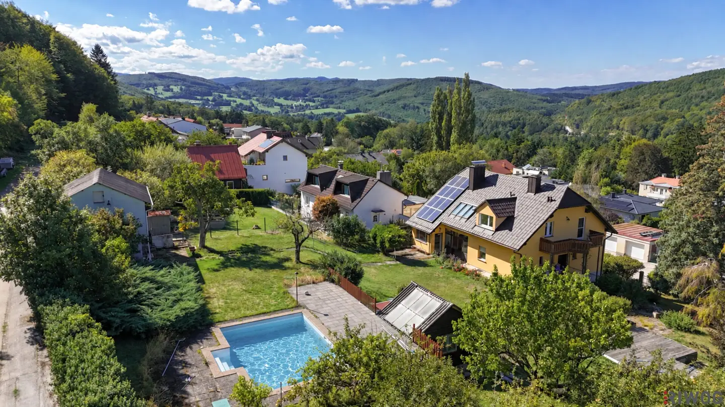 Mehrgenerationenhaus | vier Grundstücke, ca. 2.117 m² Grund, Pool, Sauna, zwei Garagen &amp; großer Garten im Wienerwald