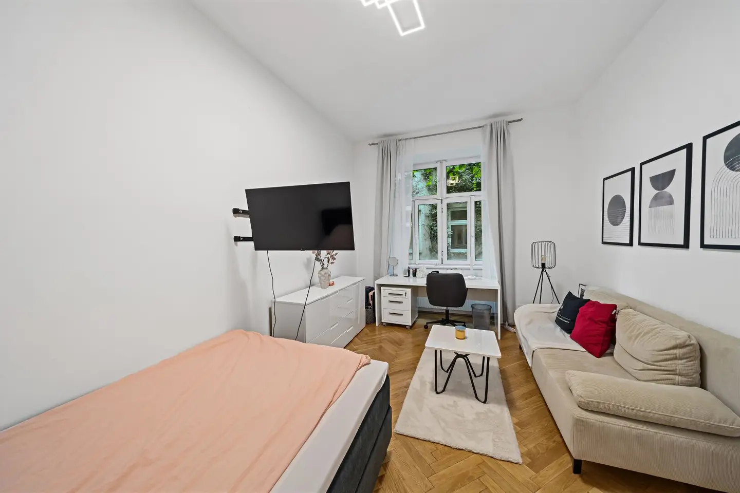 Cleverly divided, versatile use, an apartment with two separate living areas