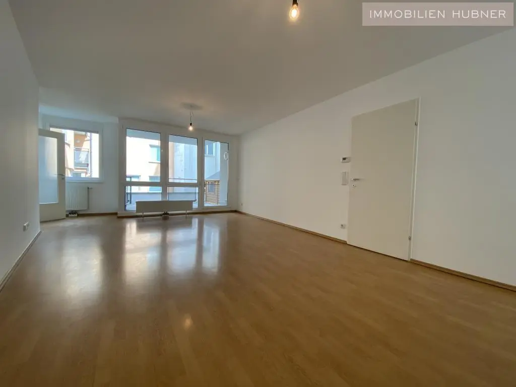 Wohnzimmer, Blick zur Loggia