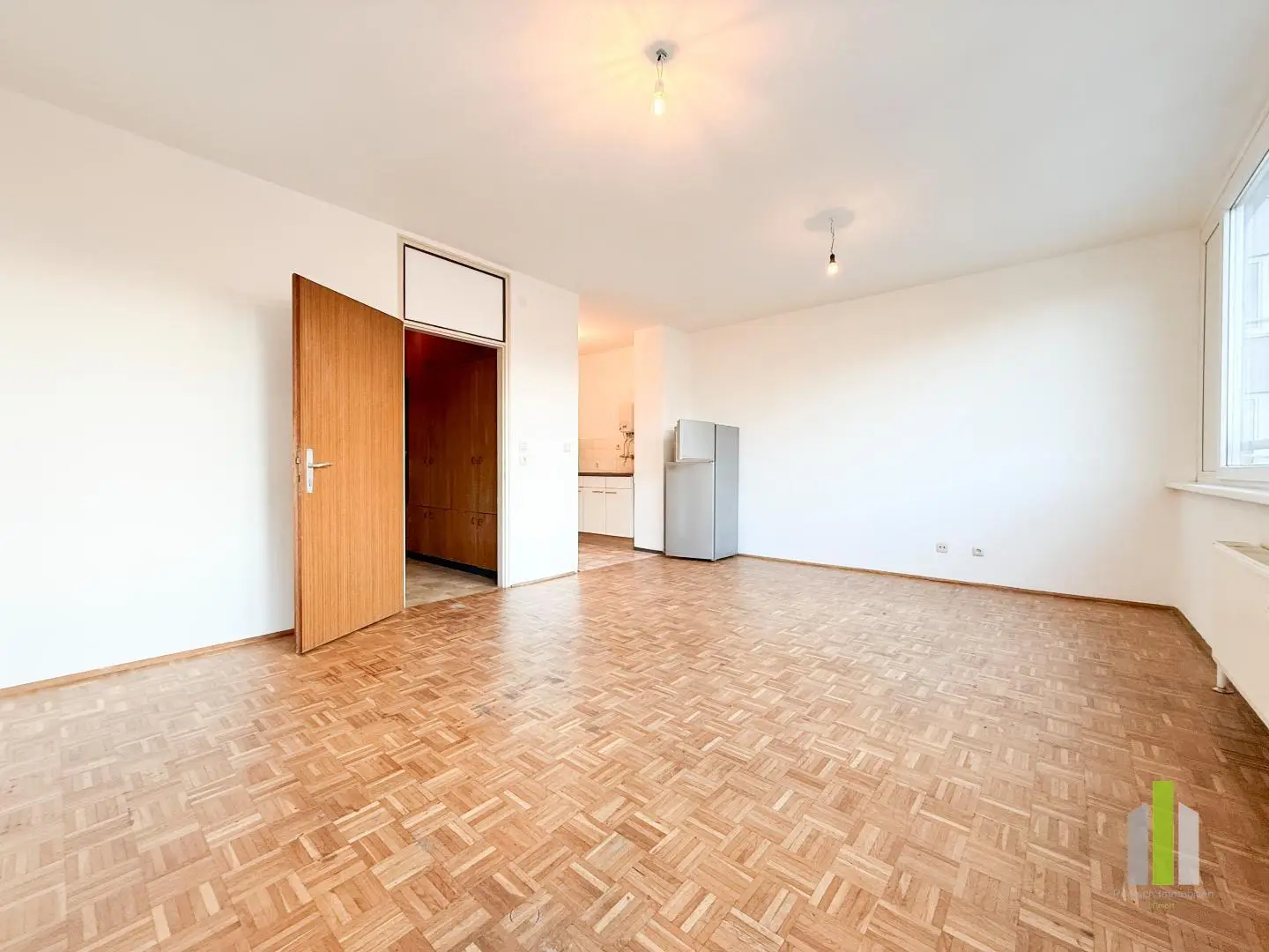 Helle Garçonnière mit großer Fensterfront und Lift