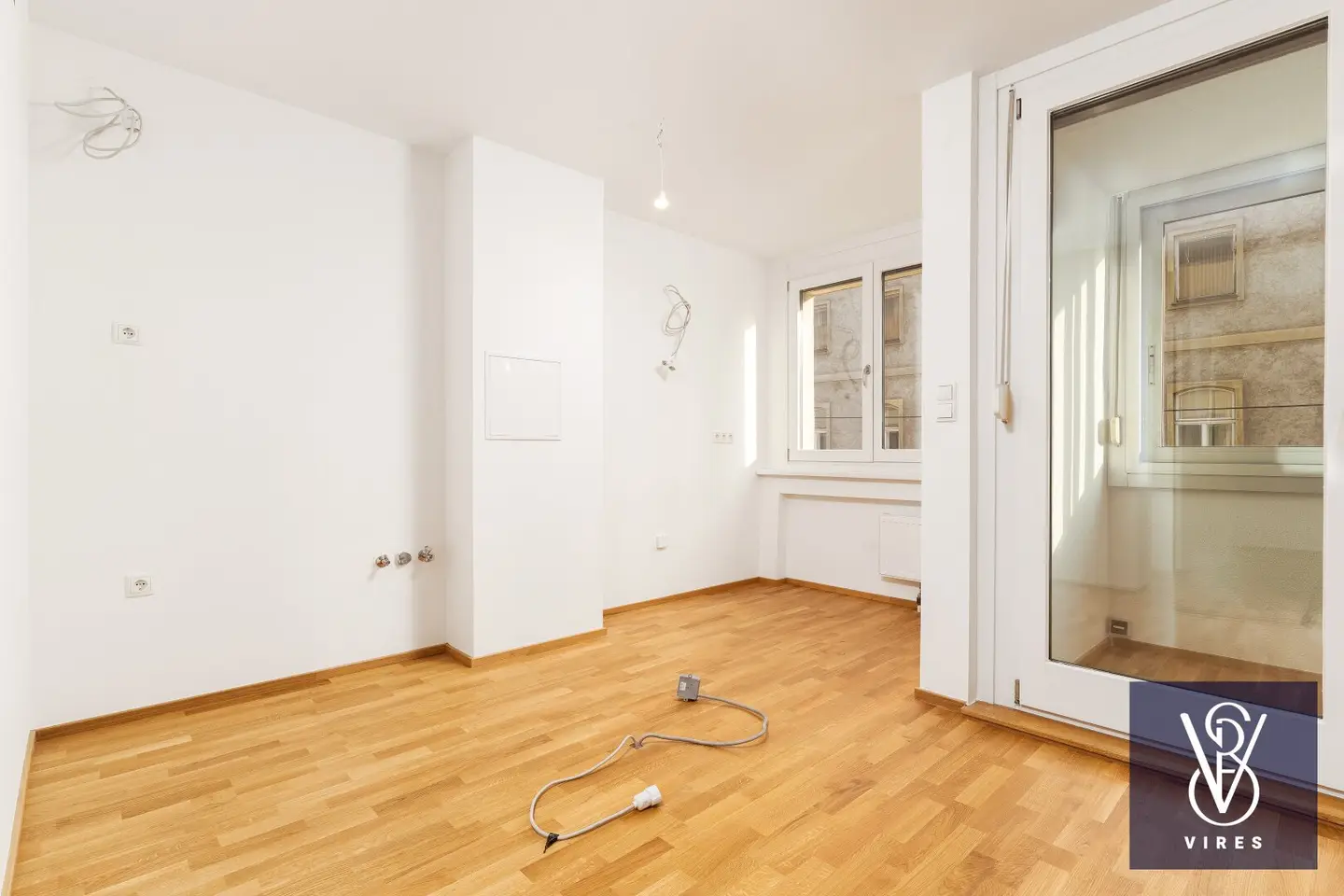 2. OG: Wohnküche, Küchenbereich mit Zugang zur Loggia