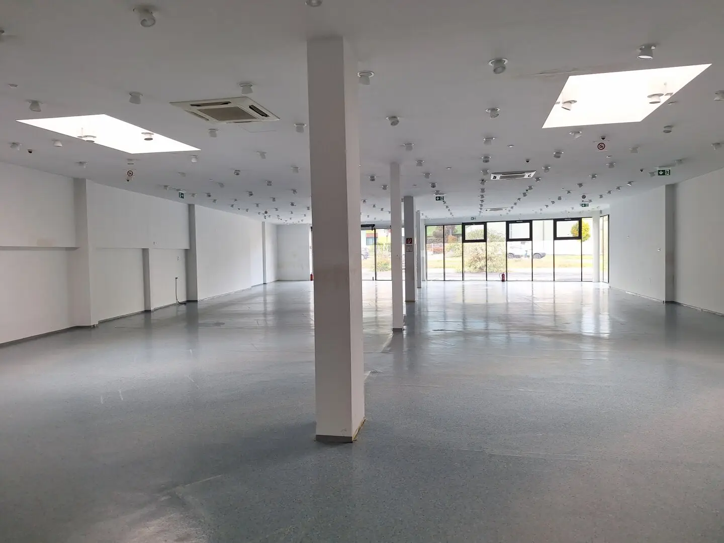 360° Tour / Multifunktionaler, moderner Verbrauchermarkt / Geschäftslokal / Ausstellungsfläche / Einzelhandelslokal