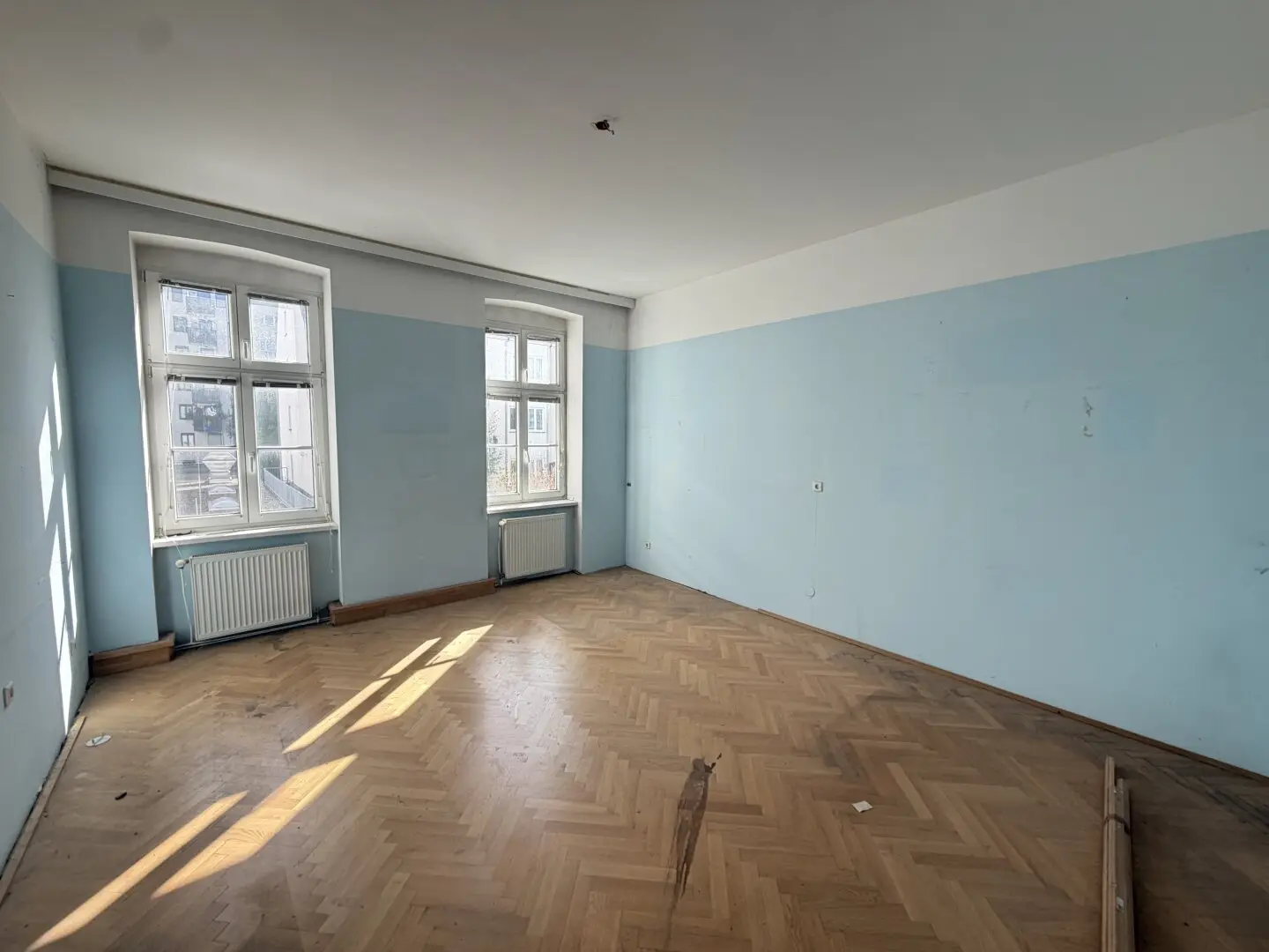 Altbau-Rohdiamant in Mariahilf: 4 Zimmer, 101 m², Balkon bereits bewilligt! Garage optional