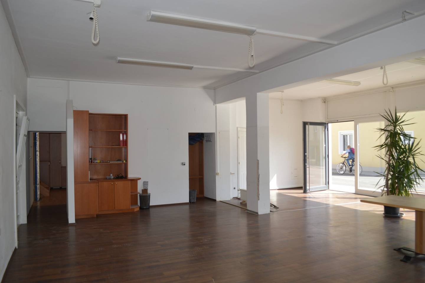 Centrally located retail premises with 104 m² area in Wilhelmsburg, ideal for retail, subsidized rent