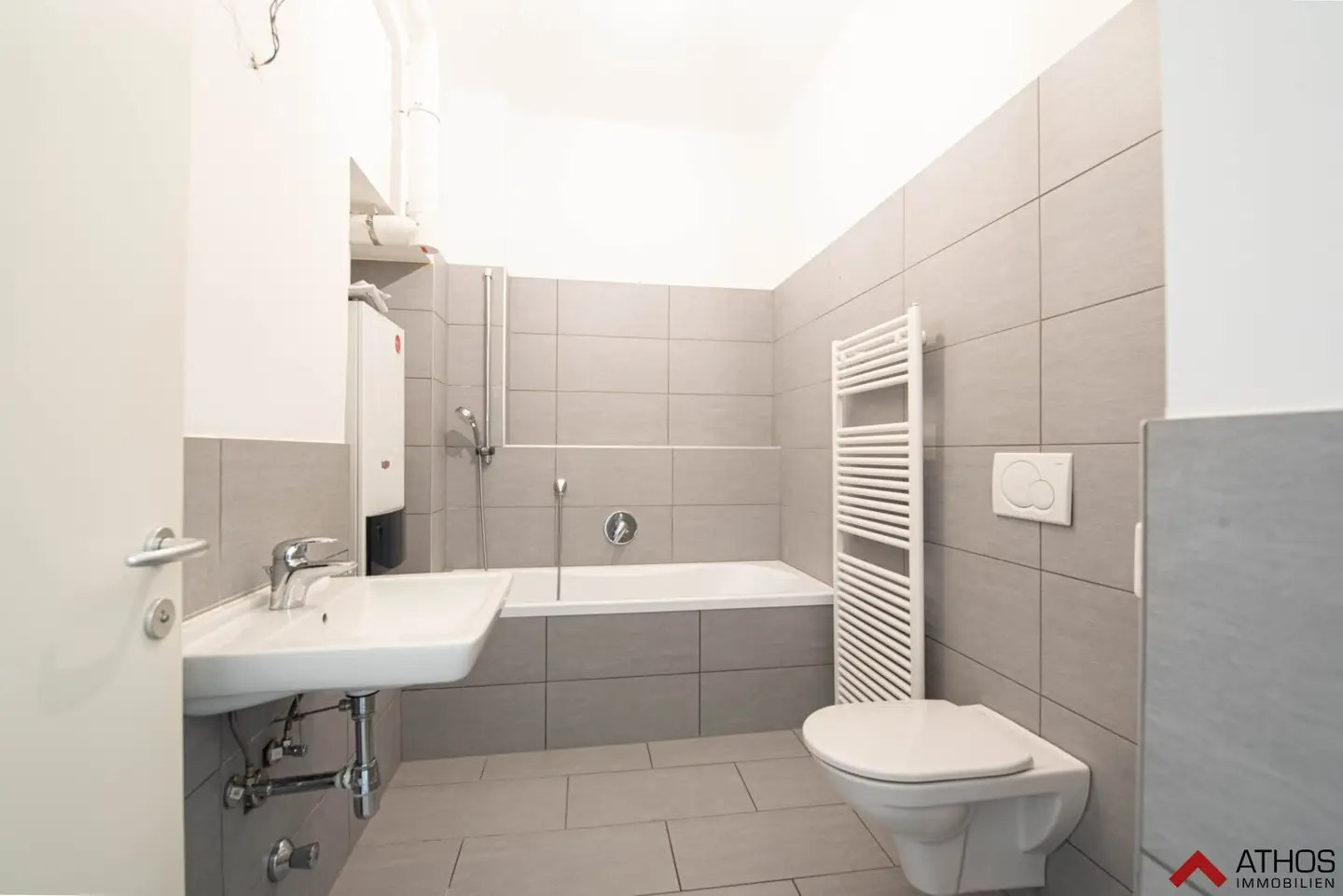 Bad mit Badewanne und WC