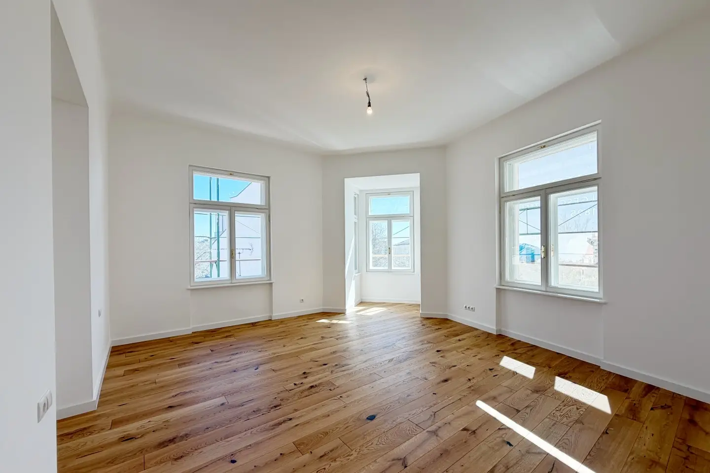 Altbauwohnung mit Blick auf St Othmar Kirche und Balkon