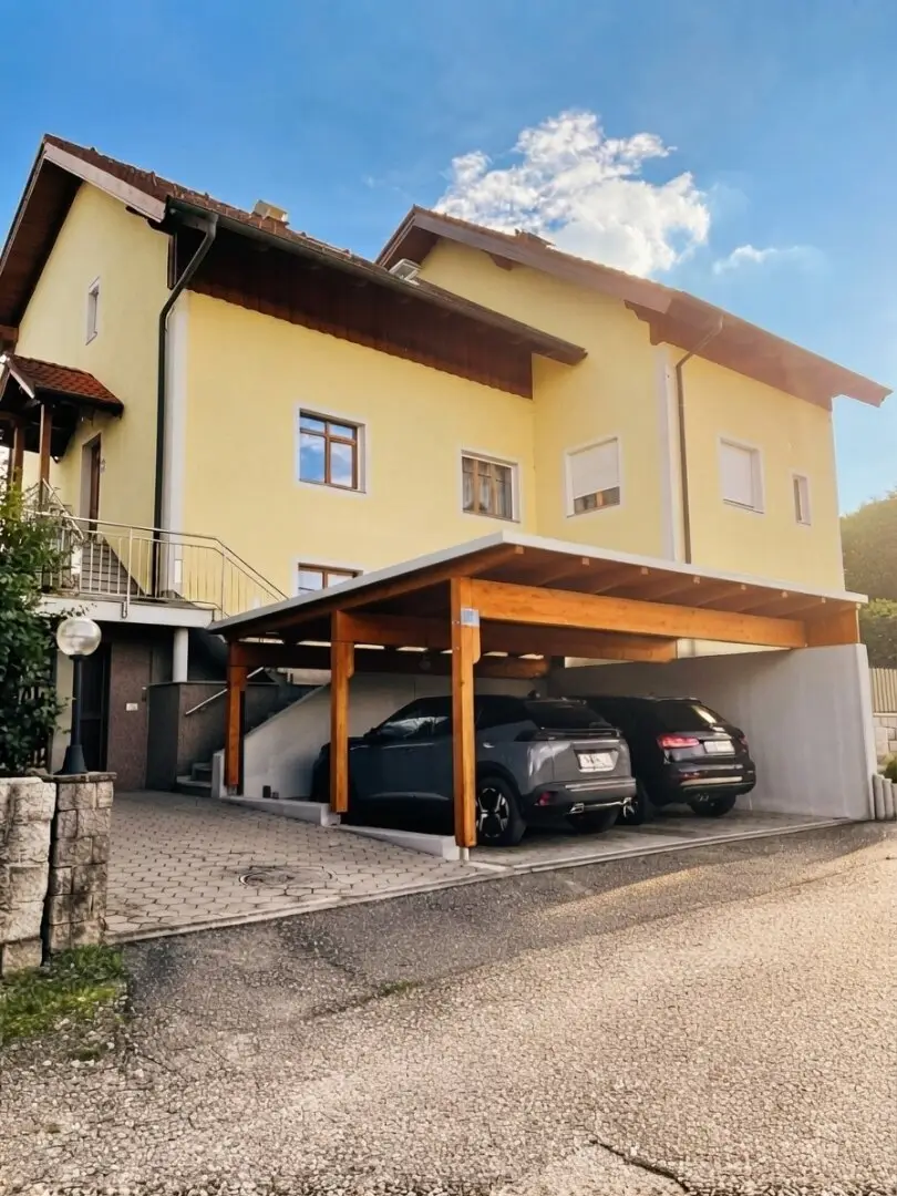 Großzügiges Zweifamilienhaus mit Garten, Garage und Carports in Allhaming, 220m² Wohnfläche