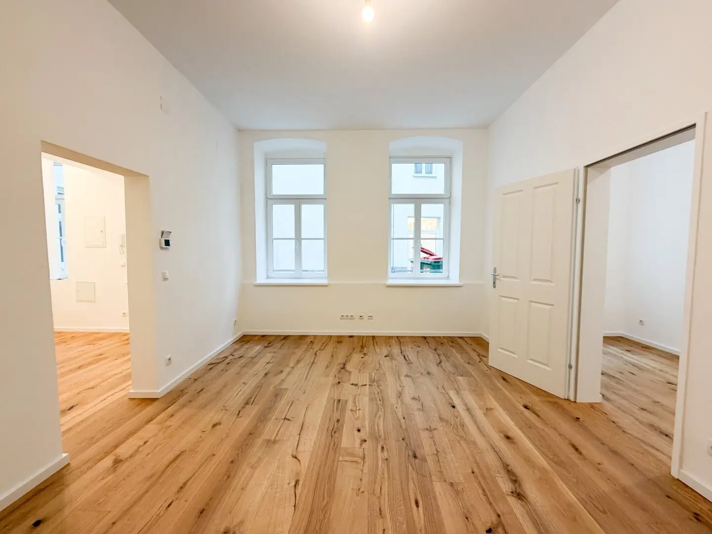 U3 "Hütteldorfer Straße": courtyard-facing, renovated apartment including 33 m² storage