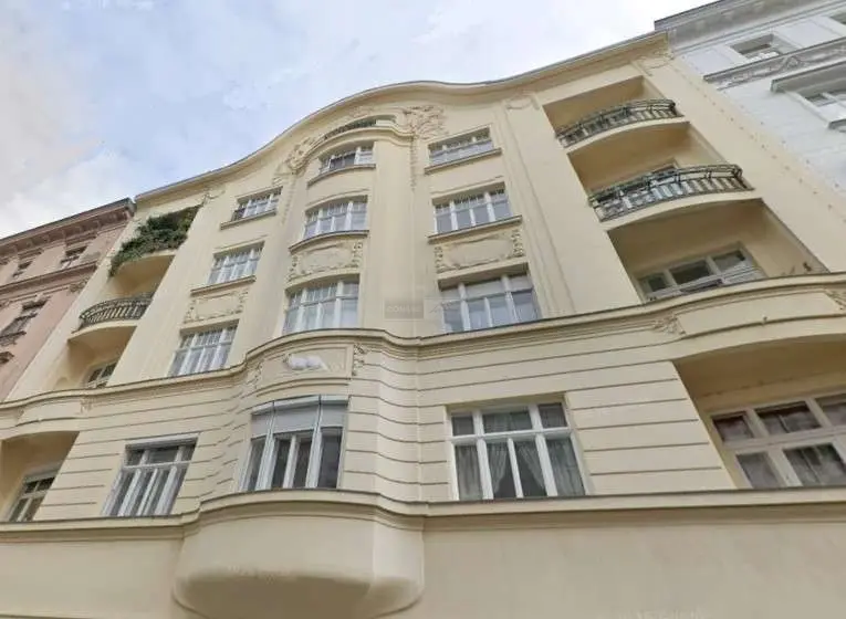 Helle Altbauwohnung am Rochusmarkt mit Balkon und Loggia